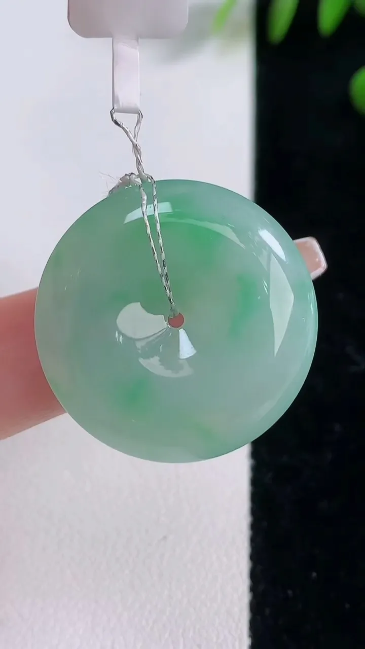 天然A货翡翠平安扣吊坠，尺寸27.3-6.6，重量:10.06g
12月18日