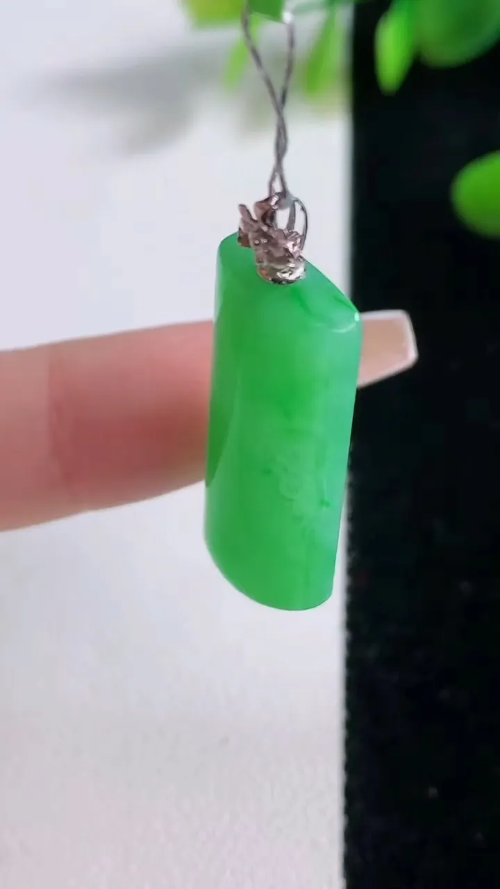 天然A货翡翠无事牌吊坠，尺寸28.7-4.8，重量:5.02g
12月18日