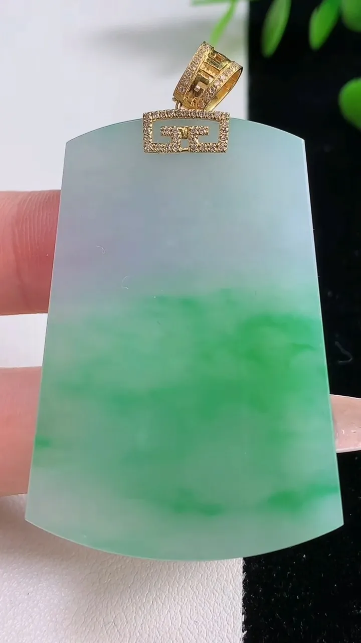 天然A货翡翠无事牌吊坠，尺寸51-35.4-3.8，重量:21.84g
12月18日