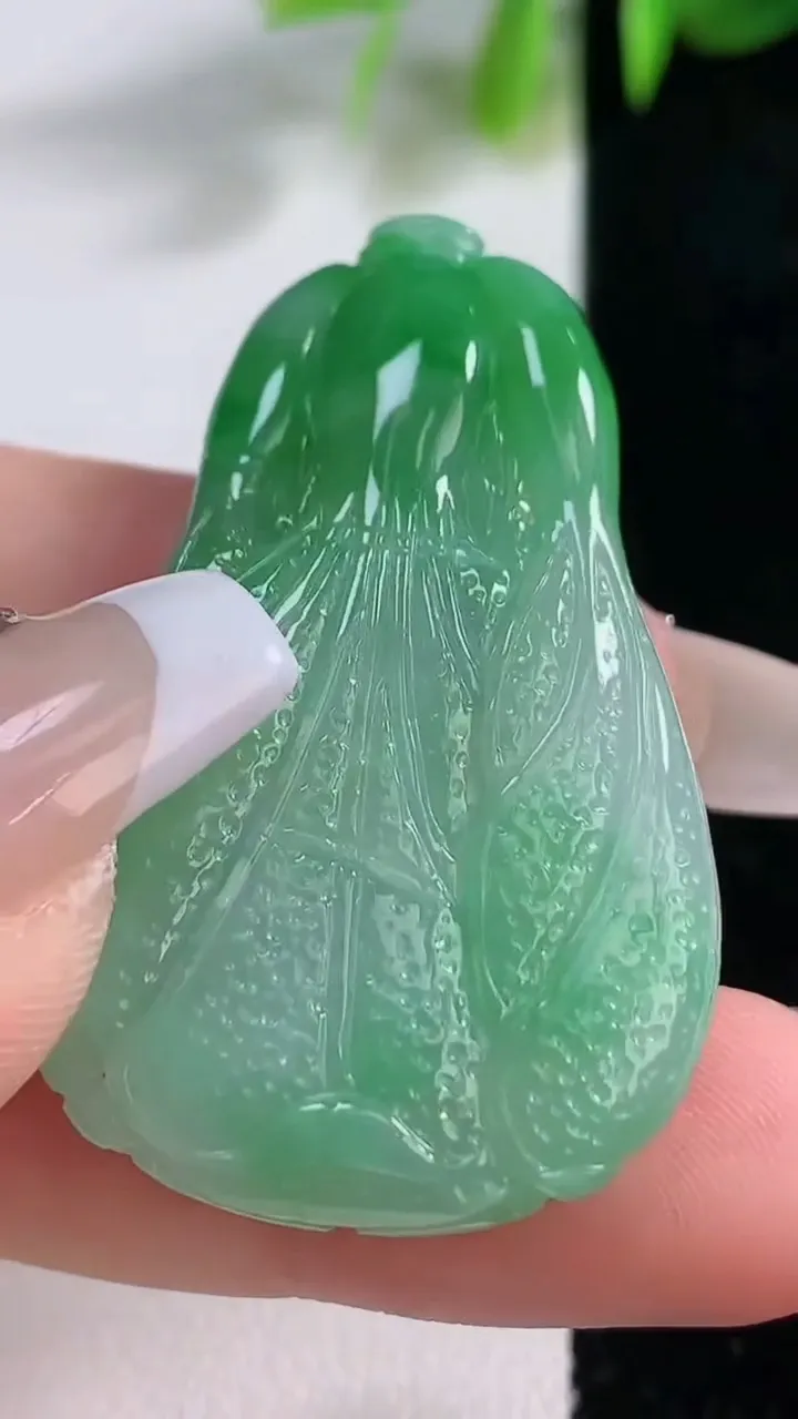 天然A货翡翠白菜吊坠，尺寸42-26.8-10.7，重量:19.47g
12月18日，