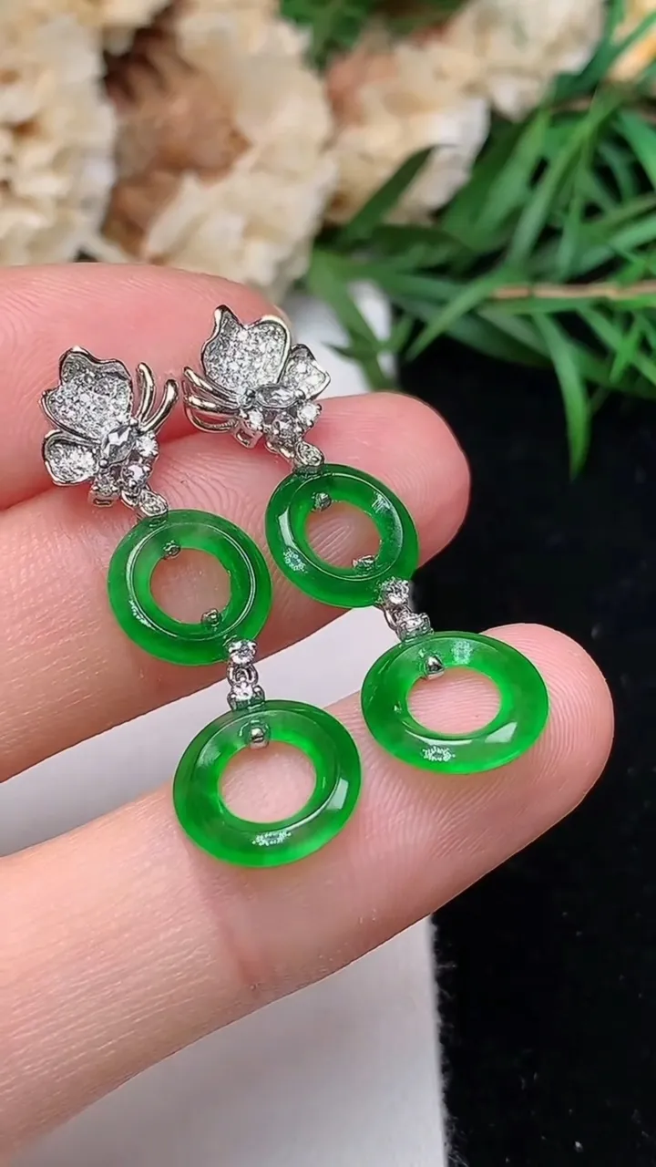 天然A货翡翠平安环耳钉，尺寸9.8-1.6，重量:2.50g
12月18日