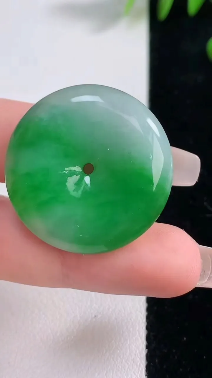 天然A货翡翠平安扣吊坠，尺寸28.7-6，重量:11.03g
12月18日