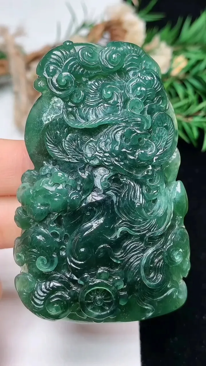 天然A货翡翠凤凰吊坠，尺寸65-41-8.7，重量:43.67g
12月18日