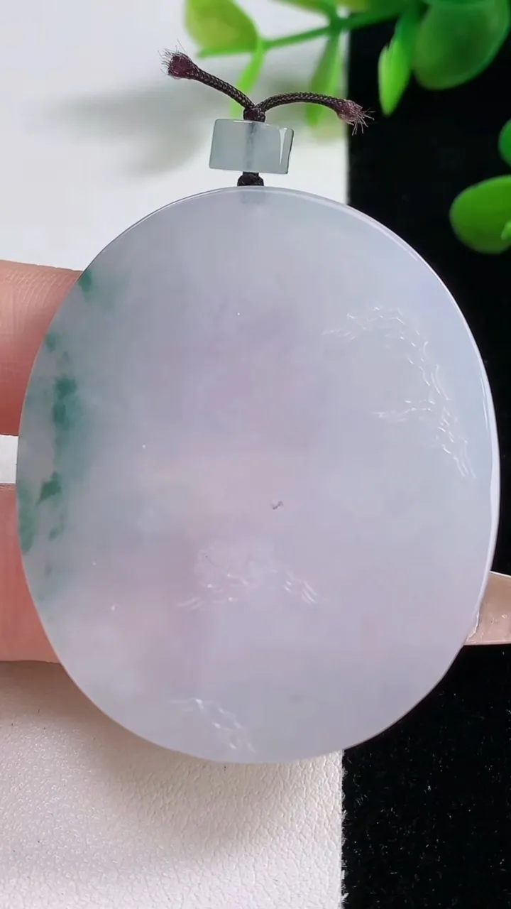 天然A货翡翠牌吊坠，尺寸50-42.3-5.7，重量:30.28g
12月18日