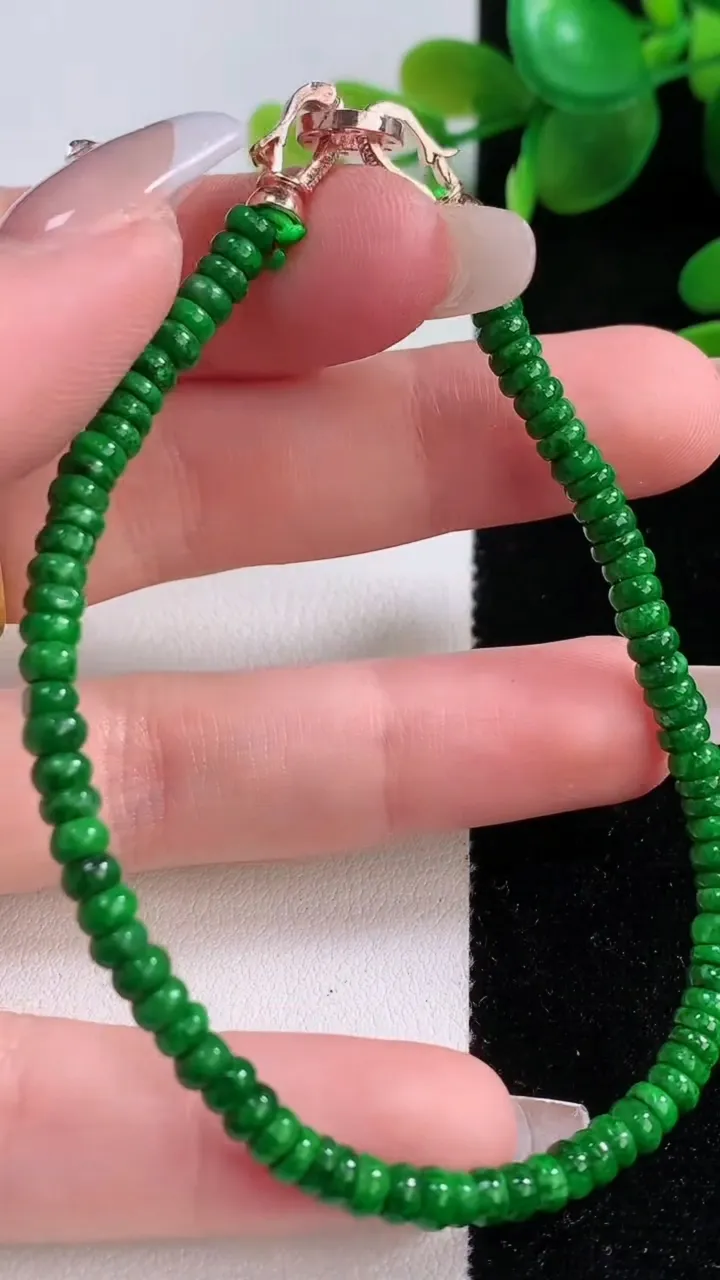 天然A货翡翠算盘珠手串，尺寸3.7-1.8-85颗，重量:6.56g12月18日
工厂直销收藏佳品,