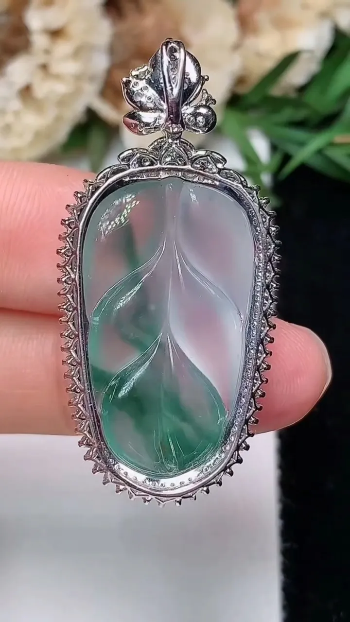 天然A货翡翠飘花金枝玉叶 叶子吊坠，尺寸40.4-19.3-9.4，裸石26.8-15
12月18日