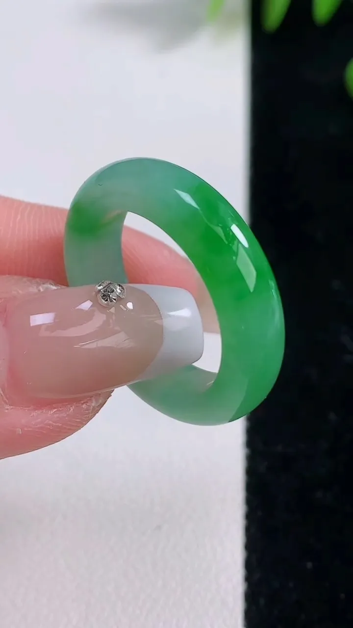 天然A货翡翠指环戒指，尺寸18.6-5.5-3.8，重量:4.67g2025年12月18日
工厂直销收藏佳品,种好水足，色泽均匀，有种有色，上手高大气！