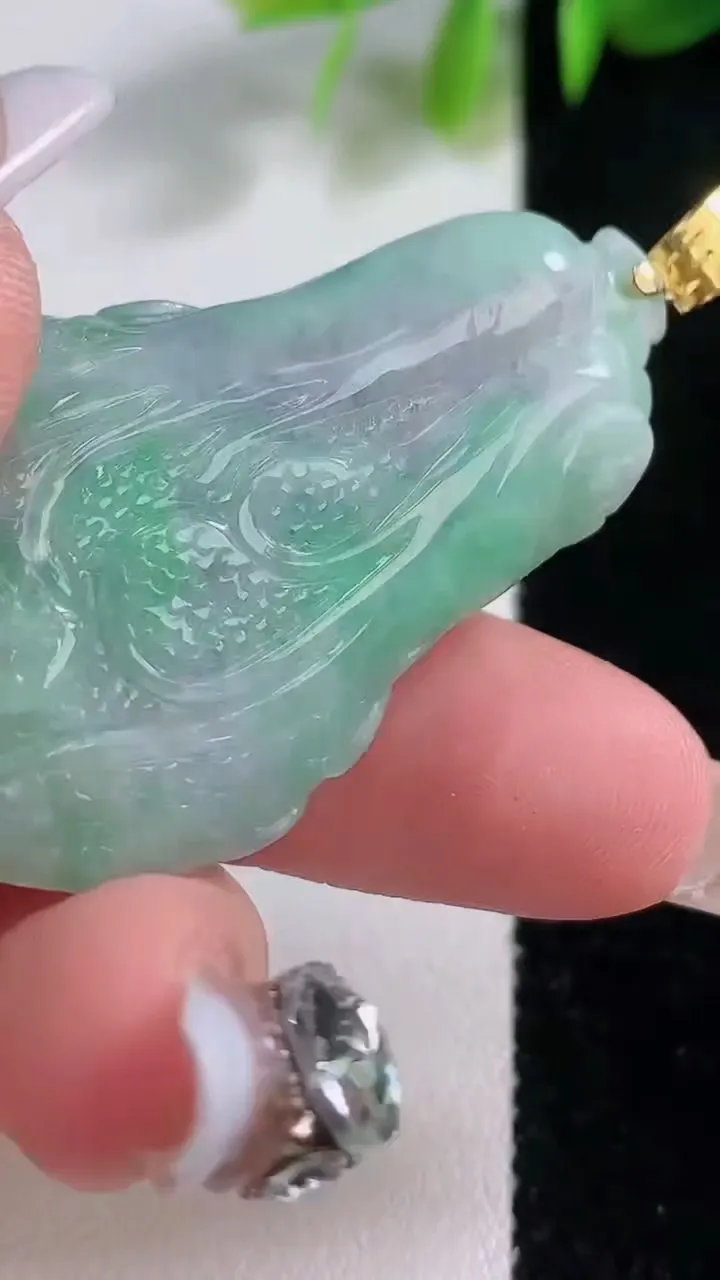 天然A货翡翠白菜吊坠，尺寸44.4-26-12.7，重量:26.67g
12月18日