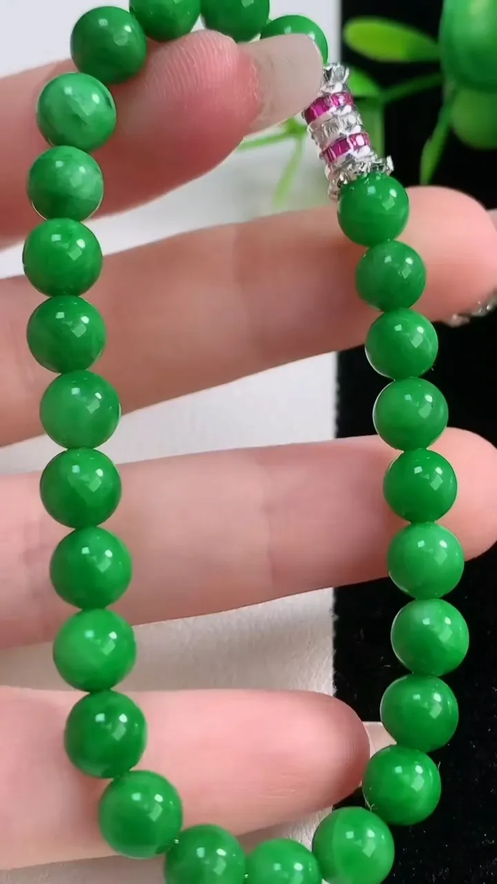 天然A货翡翠圆珠手串，尺寸6.4-26颗，重量:14.16g12月18日
工厂直销收藏佳品,种好水足，色泽均匀，有种有色，上手高大气！