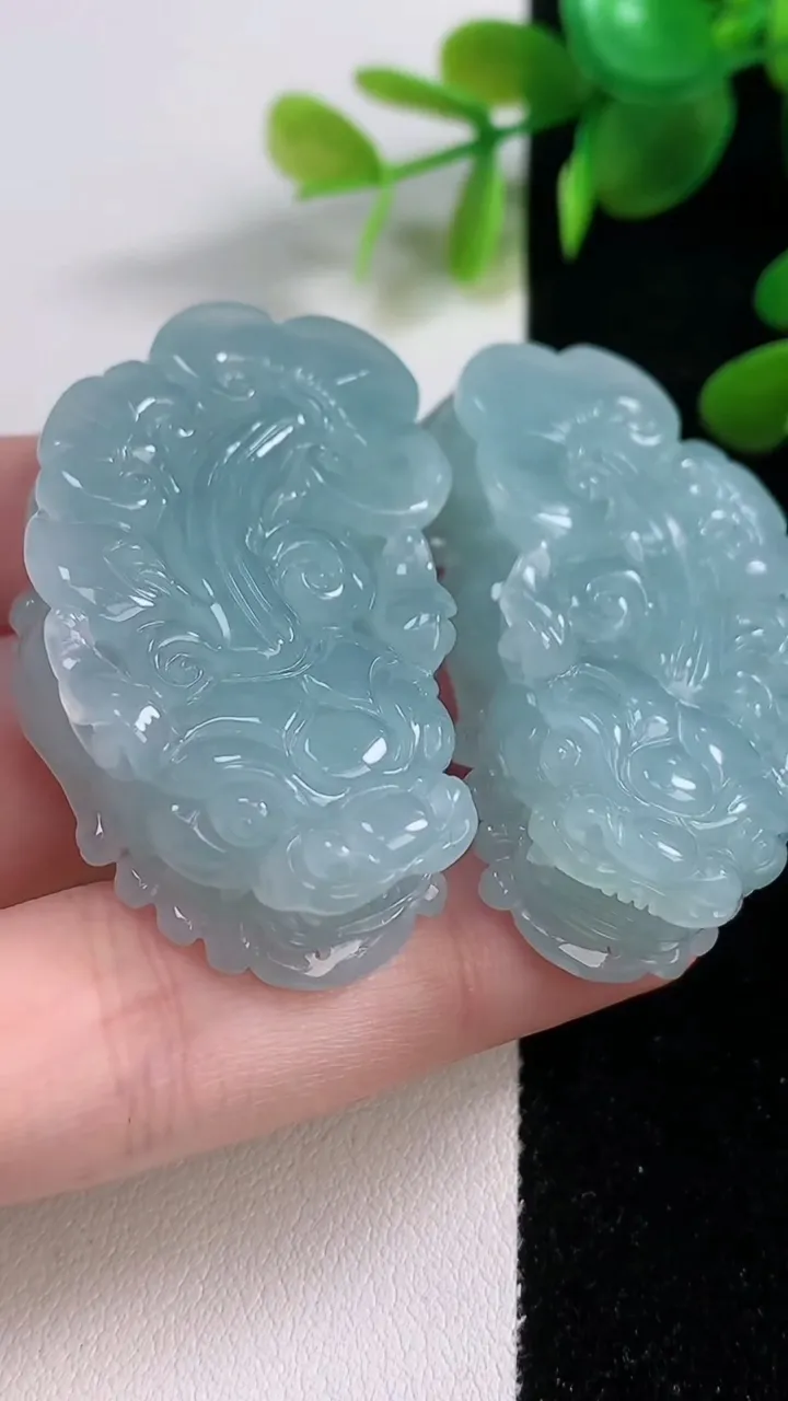 天然A货翡翠紫罗兰貔貅吊坠一对，尺寸45.5-24.6-12，重量:66.78g
12月18日