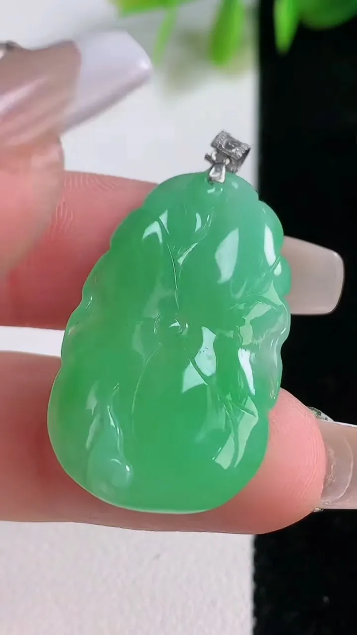 天然A货翡翠荷叶吊坠，尺寸31.2-18-3.7，重量:4.50g
12月18日