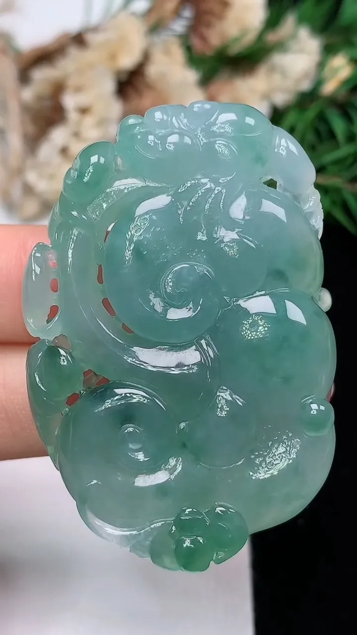 天然A货翡翠如意吊坠，尺寸48.7-32.3-8.6，重量:27.68g
12月18日