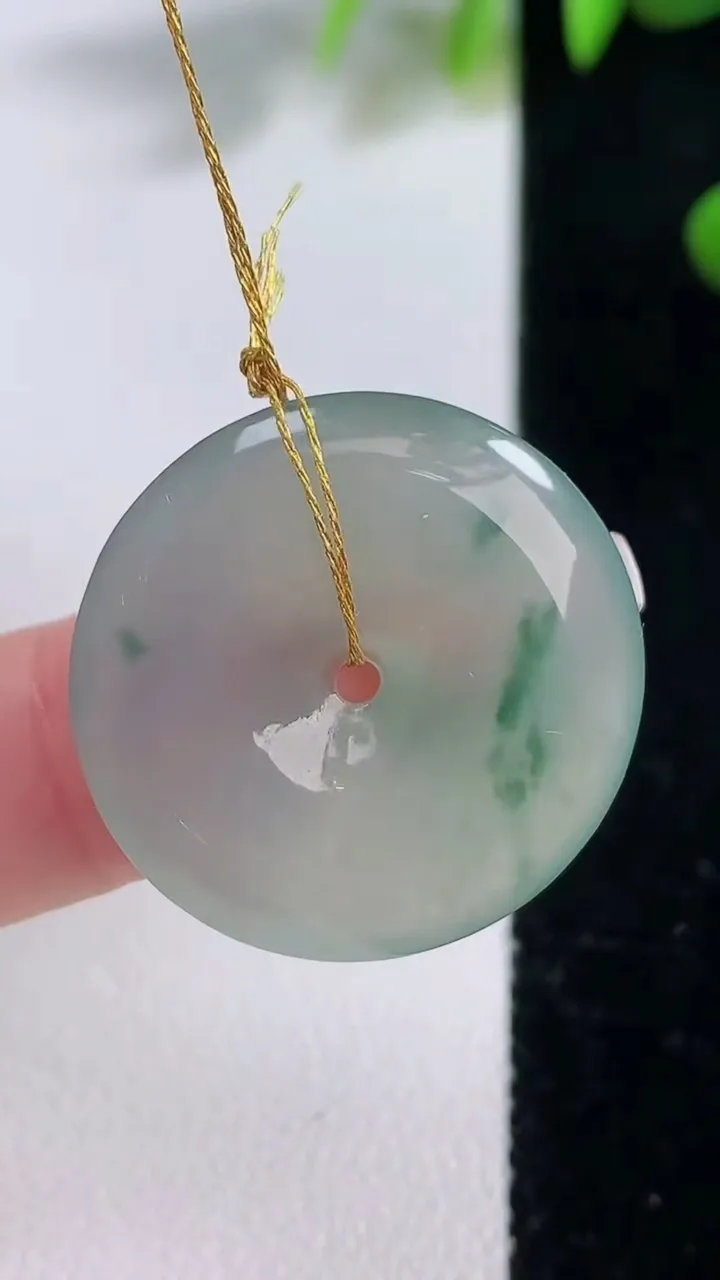 天然A货翡翠冰种飘花平安扣吊坠，尺寸25.6-4.5，重量:6.29g
12月18日