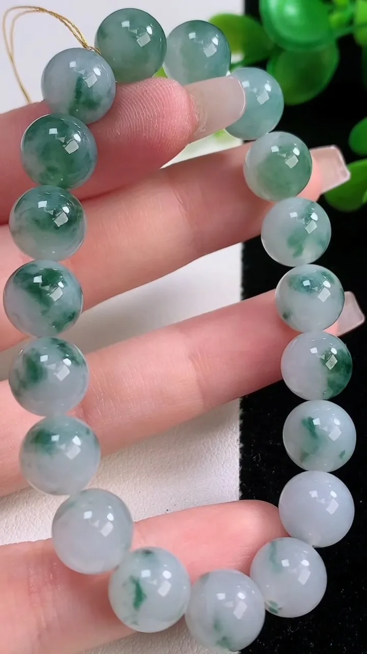 天然A货翡翠飘花圆珠手串，尺寸10-19颗，重量:32.58g12月18日
工厂直销收藏佳品,种好水足，色泽均匀，有种有色，上手高大气！