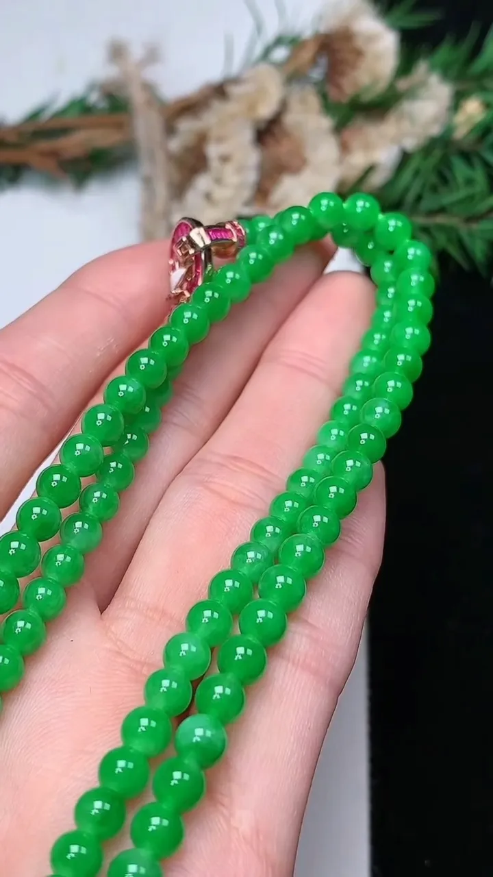天然A货翡翠圆珠项链，尺寸5.1-122颗，重量:24.54g12月18日
工厂直销收藏佳品,种好水足，色泽均匀，有种有色，上手高大气！