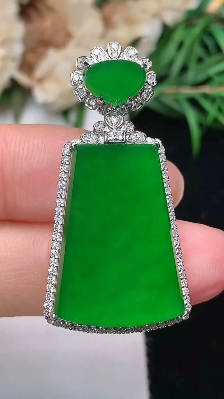 天然A货翡翠无事牌吊坠，尺寸36.7-18.5-7.7，裸石22.2-15.2，重量:6.36g
1