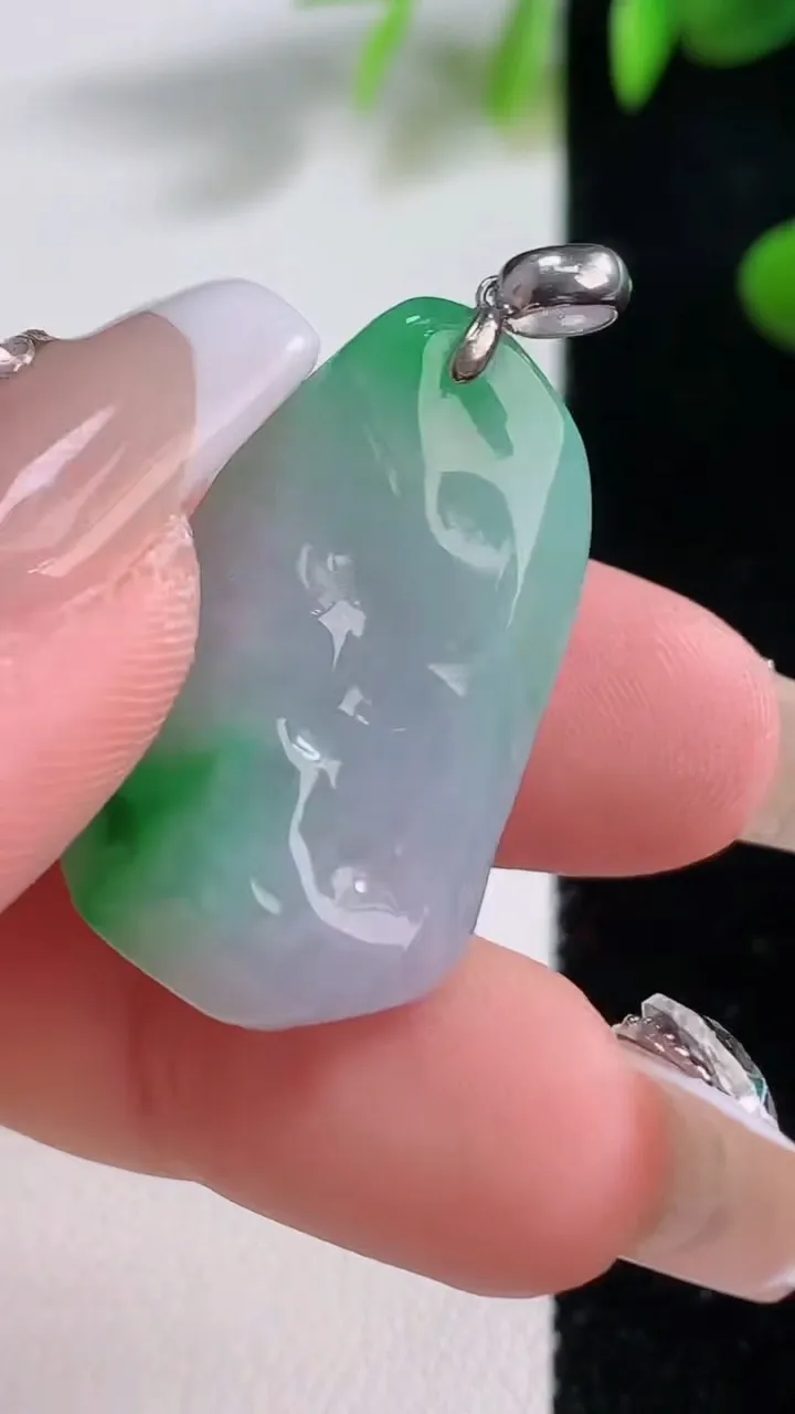 天然A货翡翠18K金春带彩紫罗兰原石吊坠，尺寸29-17.4-10.2，重量:9.09g
12月18日