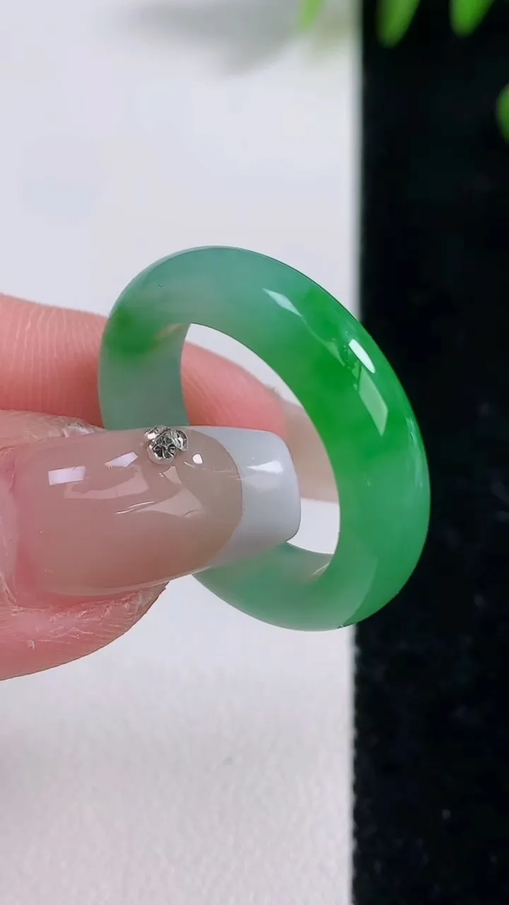 天然A货翡翠指环戒指，尺寸18.6-5.5-3.8，重量:4.67g2025年12月18日
工厂直销收藏佳品,种好水足，色泽均匀，有种有色，上手高大气！