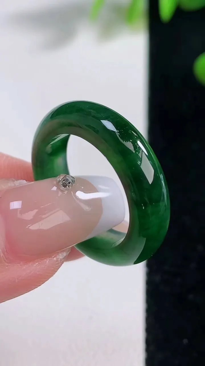 天然A货翡翠指环戒指，尺寸173-5.2-3.4，重量:3.94g2025年12月18日
工厂直销收