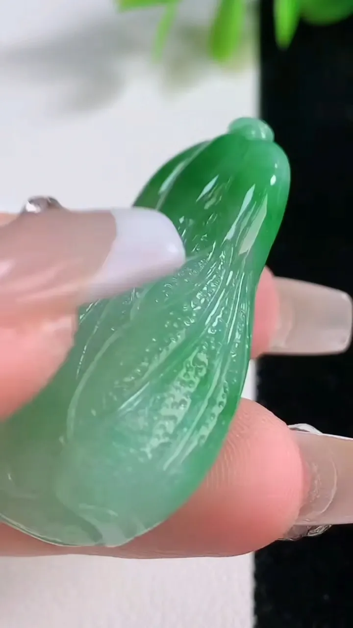 天然A货翡翠白菜吊坠，尺寸42-26.8-10.7，重量:19.47g
12月18日，