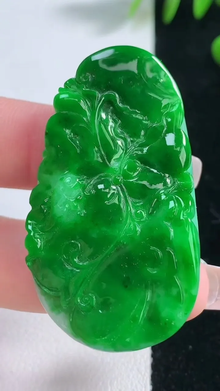 天然A货翡翠年年有余吊坠，尺寸48.7-27.4-6.7，重量:20.17g
12月18日