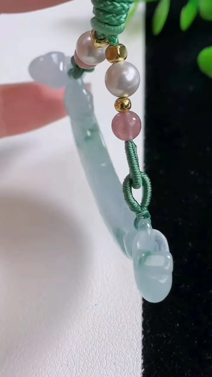 天然A货翡翠种飘花如意锁手牌，尺寸15.4-54.4-6.6，重量:19.81g
12月18日