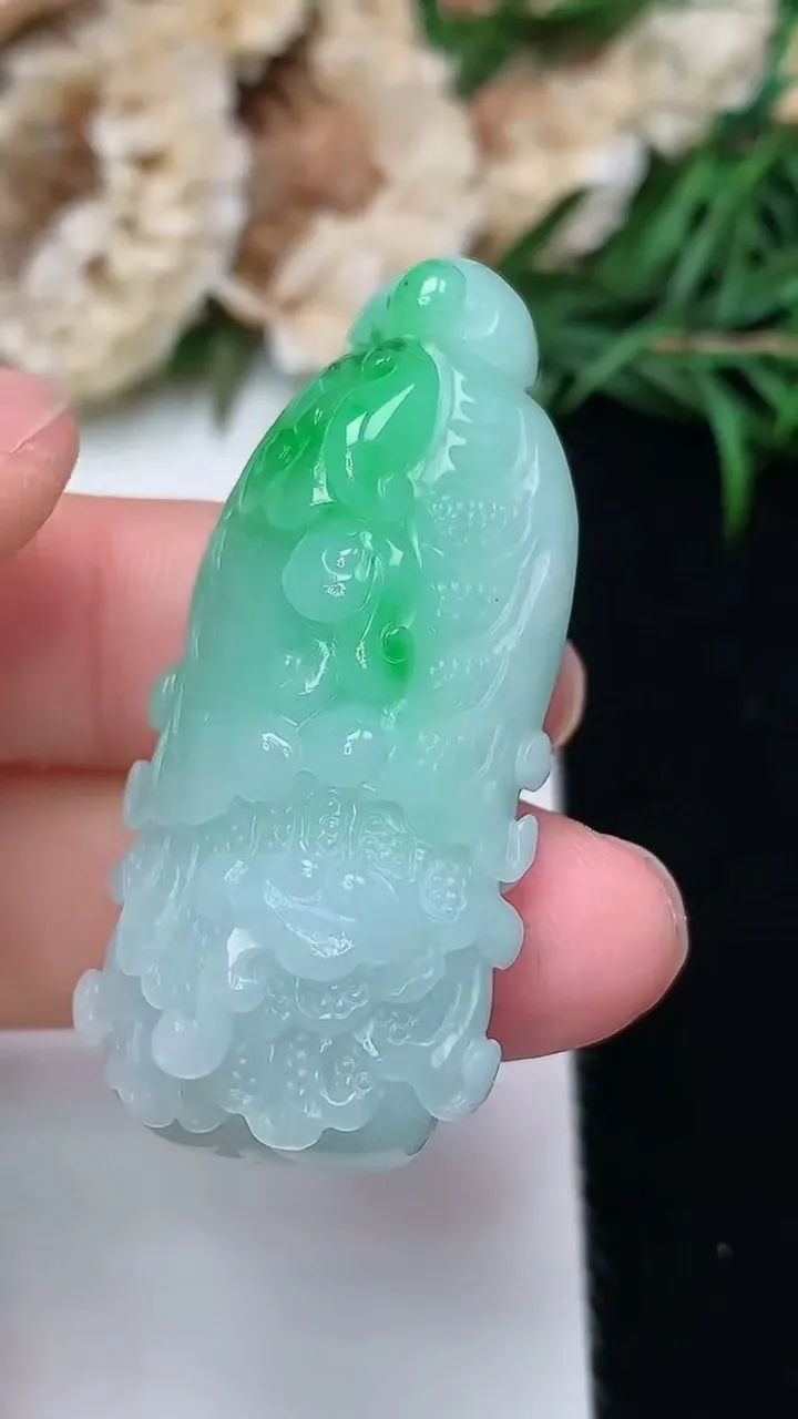 天然A货翡翠白菜吊坠，尺寸42.5-20.2-13，重量:17.83g
12月18日