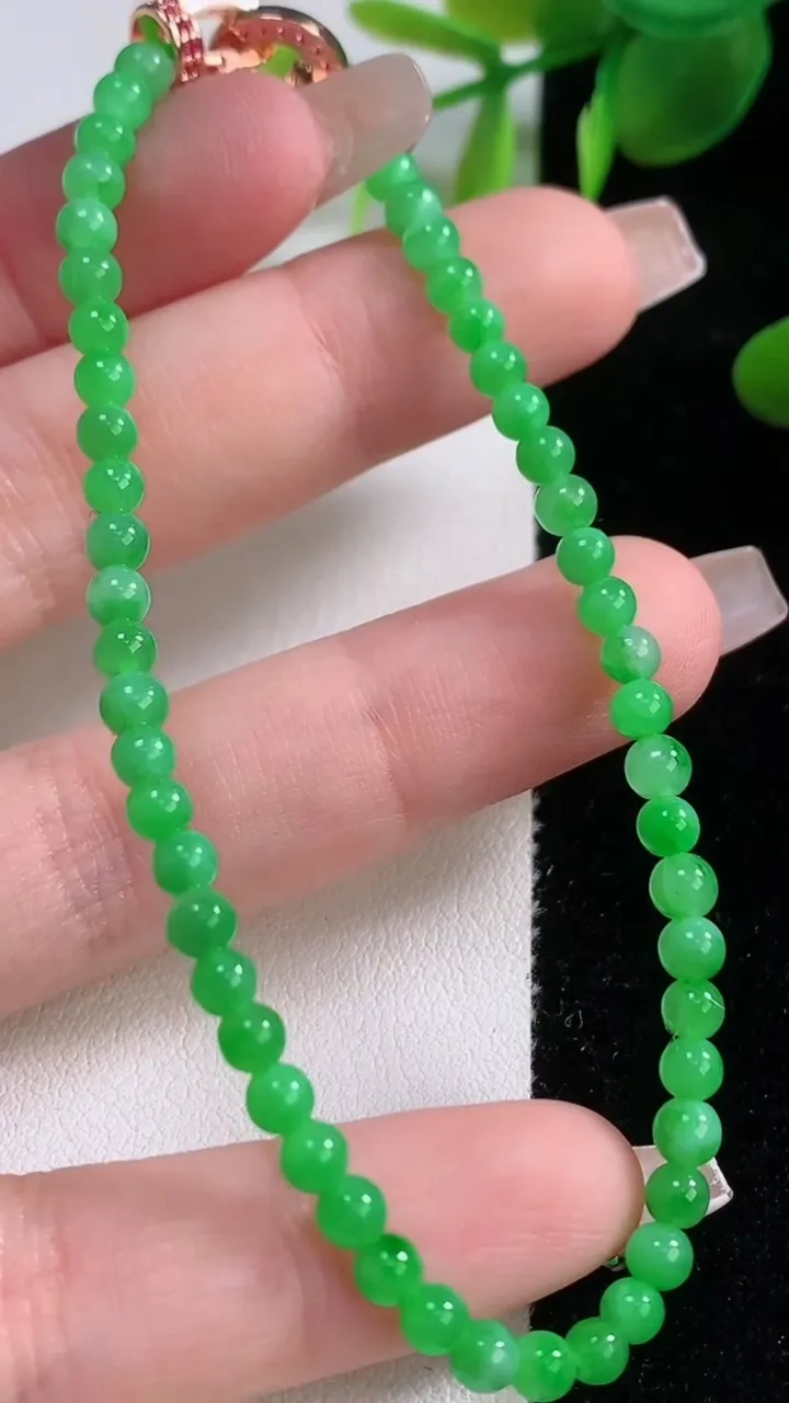 天然A货翡翠小米珠手串，尺寸3.6-51颗，重量:6.01g12月18日
工厂直销收藏佳品,种好水足，色泽均匀，有种有色，上手高大气！