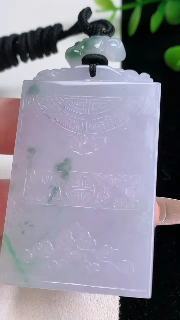 天然A货翡翠春带彩紫罗兰仿古无事牌吊坠，尺寸58.2-37-6.8，重量:52.76g
12月18日