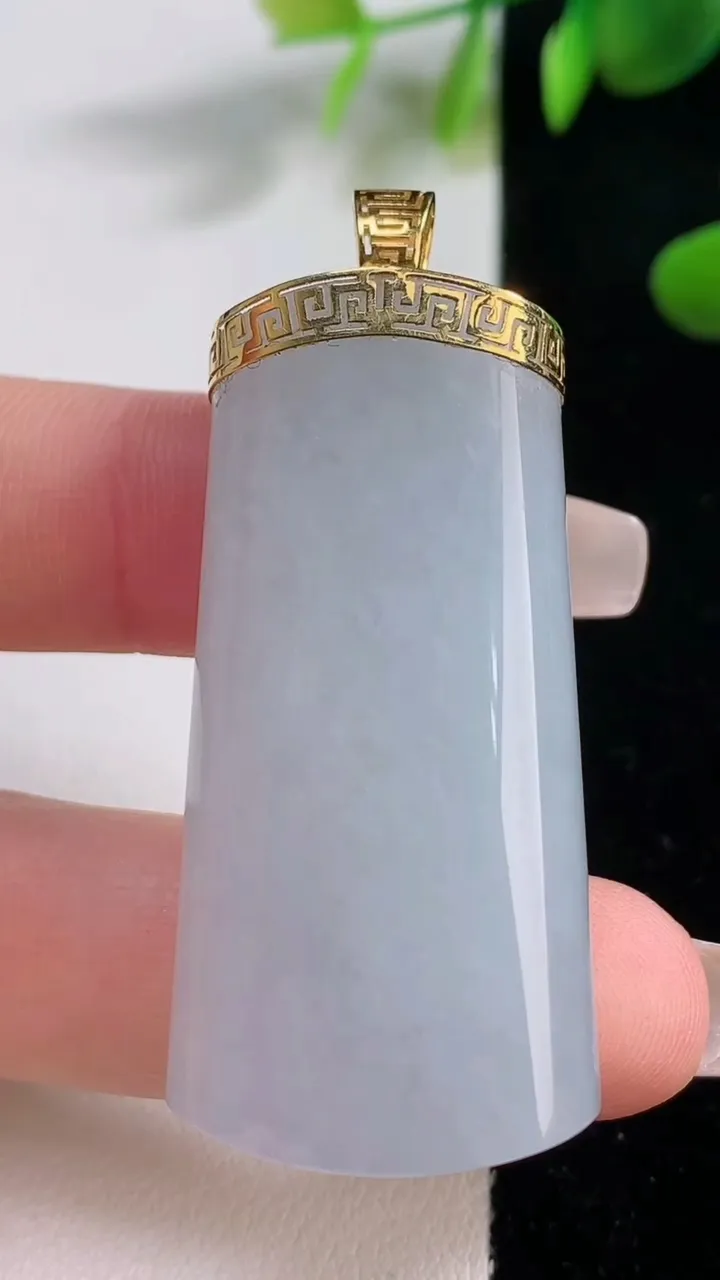 天然A货翡翠种白冰无事牌吊坠，尺寸45-21-11.5，重量:30.88g
12月18日