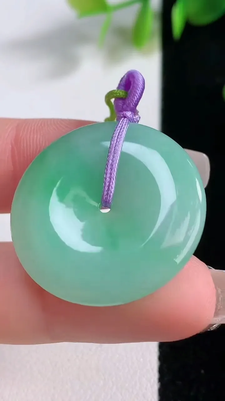 天然A货翡翠平安扣吊坠，尺寸28.6-4.4，重量:8.47g
12月18日