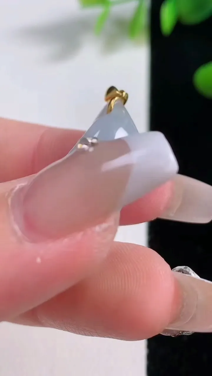 天然A货翡翠原石吊坠，尺寸27.5-15.4-10.4，重量:7.18g
12月18日