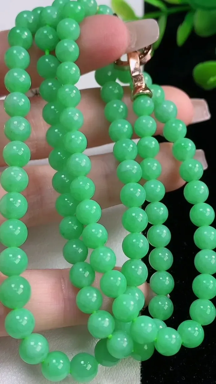 天然A货翡翠圆珠项链，尺寸6-97颗，重量:38.36g12月18日
工厂直销收藏佳品,种好水足，色泽均匀，有种有色，上手高大气！