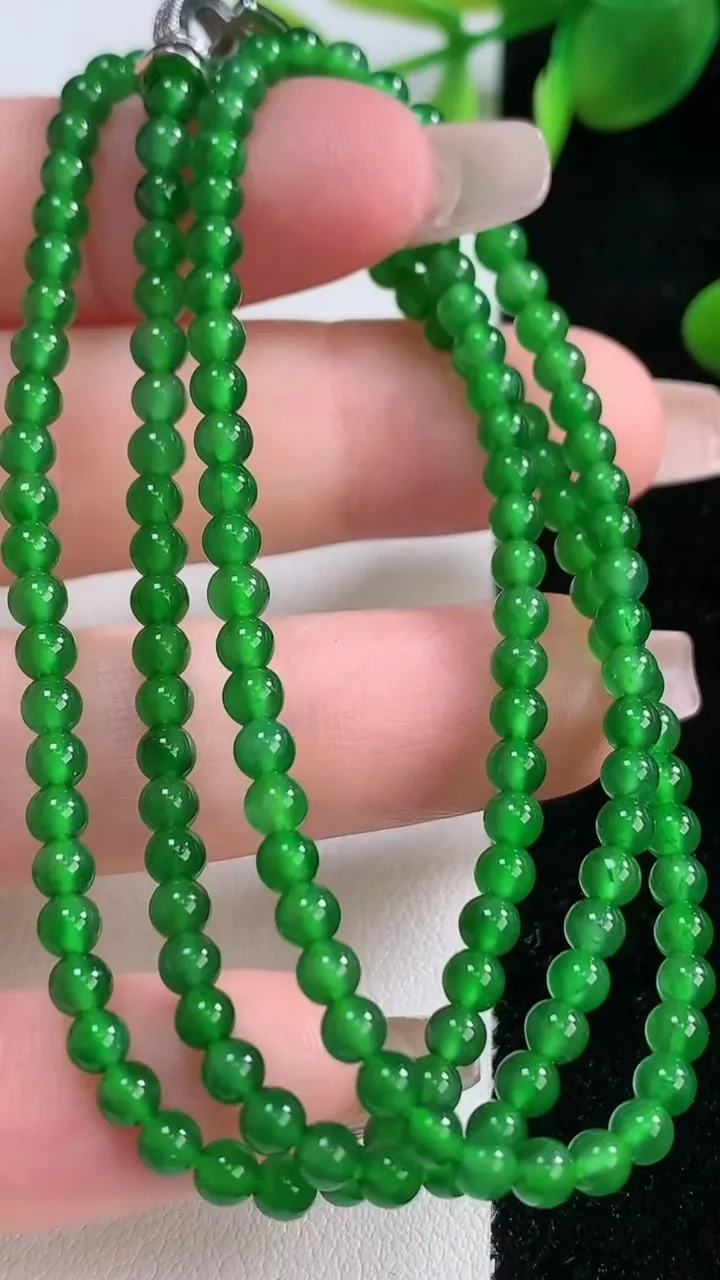 天然A货翡翠小米珠项链，尺寸3.4-151颗，重量:11.77g12月18日
工厂直销收藏佳品,种好水足，色泽均匀，有种有色，上手高大气！