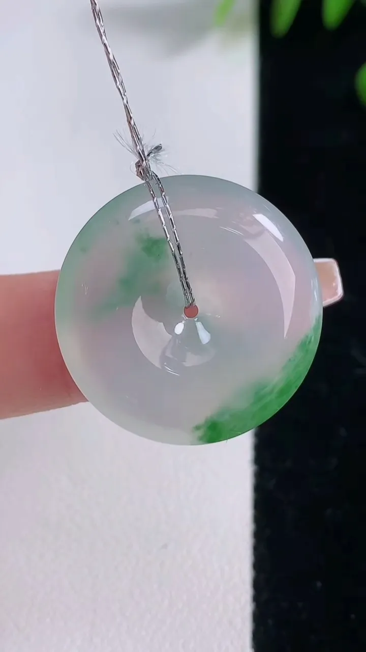 天然A货翡翠平安扣吊坠，尺寸23.8-5.7，重量:7.84g
12月18日