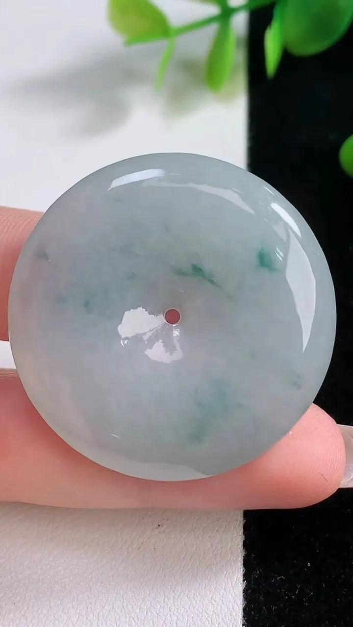 天然A货翡翠冰种飘花平安扣吊坠，尺寸37.6-5.7，重量:17.29g
12月18日