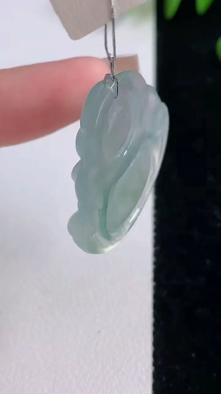 天然A货翡翠种飘花佛公吊坠，尺寸29-32-6，重量:8.63g
12月18日