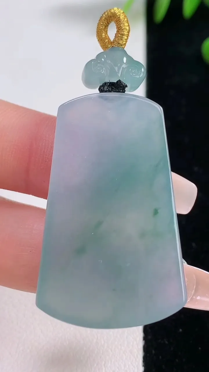 天然A货翡翠种飘花无事牌吊坠，尺寸39.2-24.2-5.8，重量:15.86g
12月18日