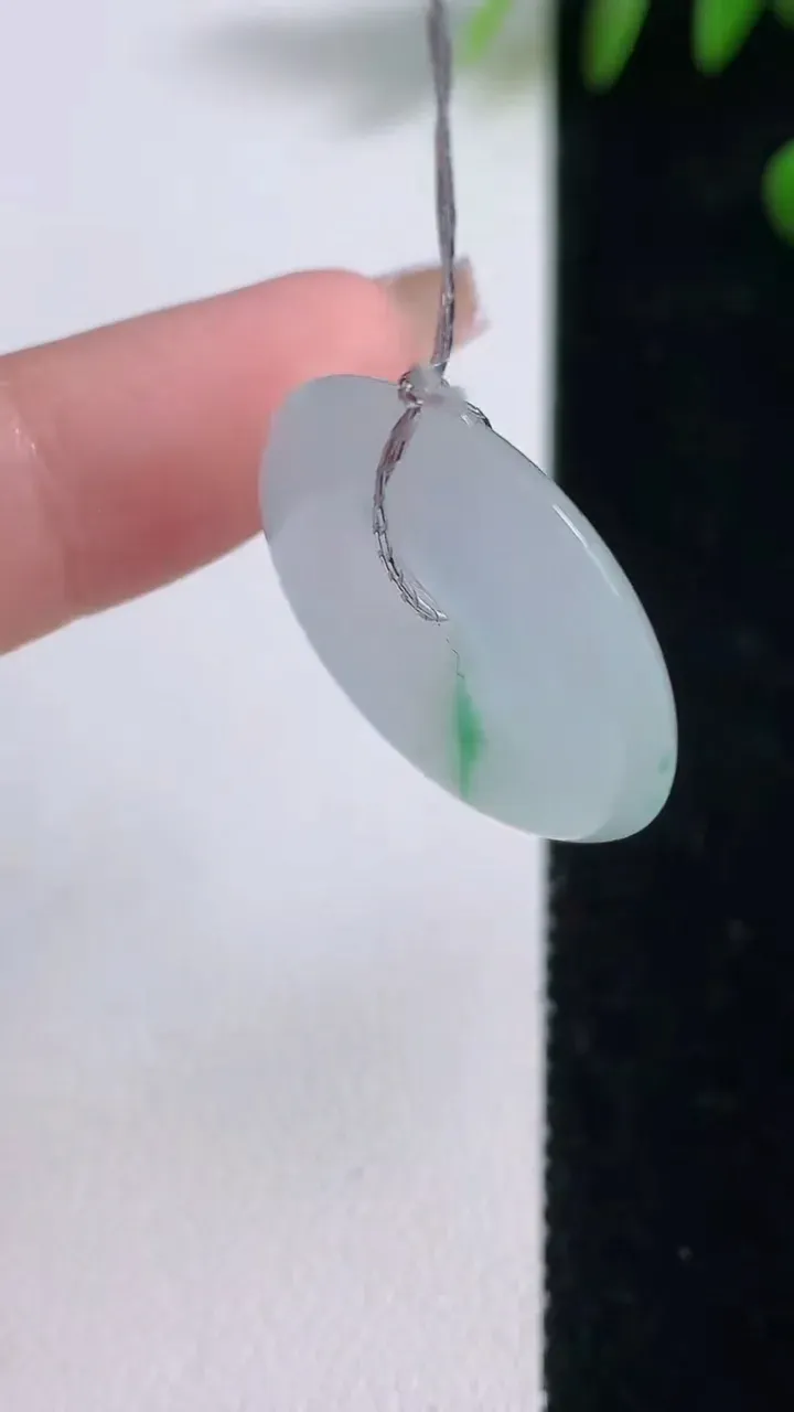 天然A货翡翠平安扣吊坠，尺寸24-5.5，重量:7.57g
12月18日