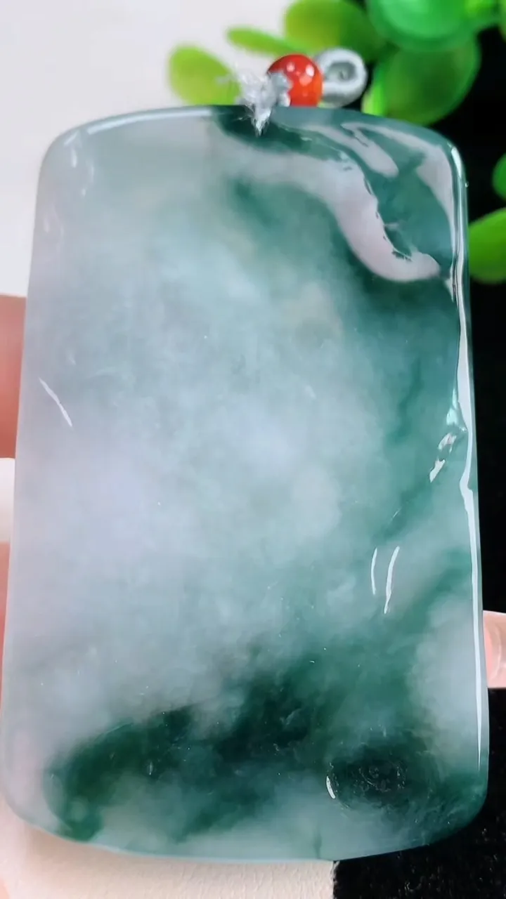 天然A货翡翠冰种飘花祥龙大势至菩萨吊坠，尺寸69.6-43.7-5.7，重量:44.18g
12月18日