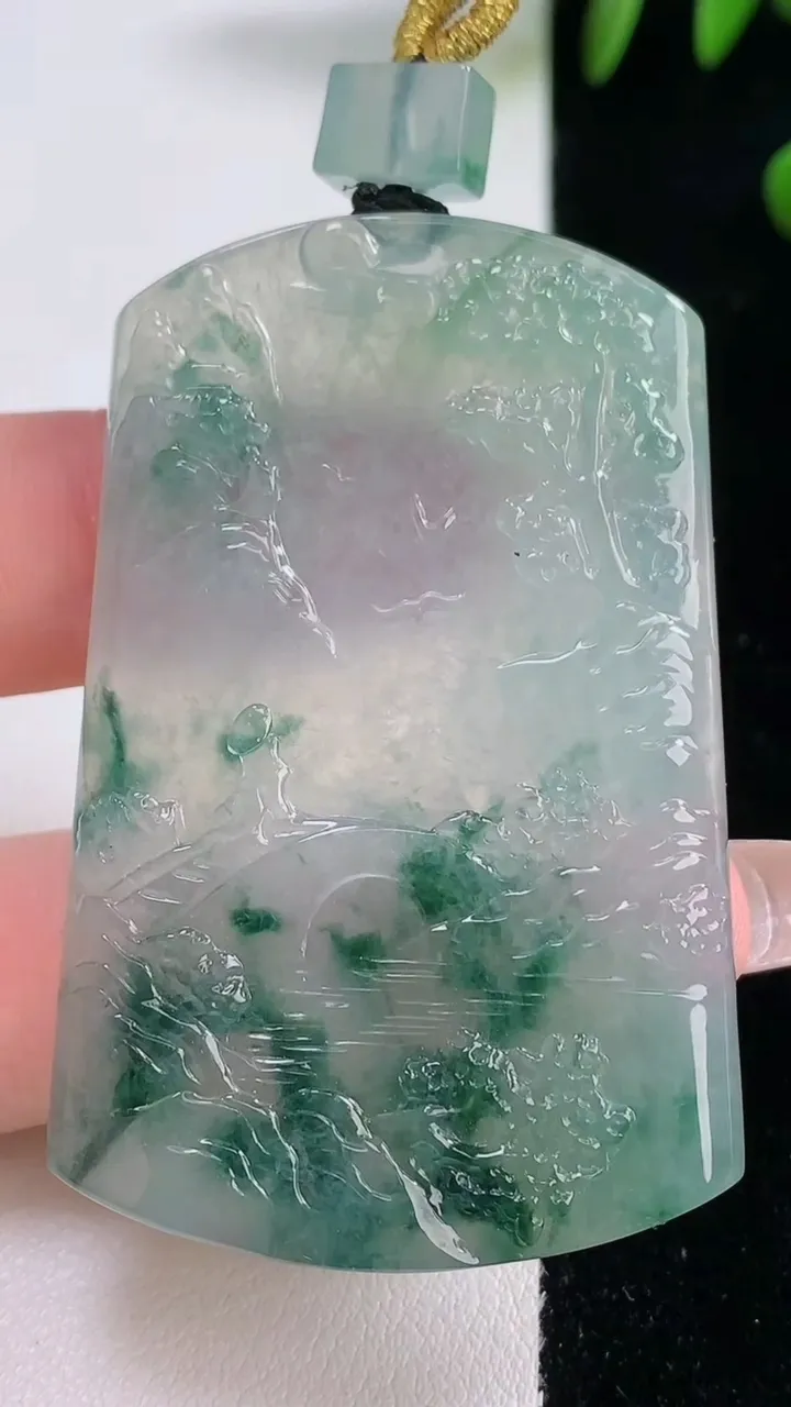 天然A货翡翠种飘花山水牌吊坠，尺寸54.2-35.3-5.4，重量:29.88g
12月18日