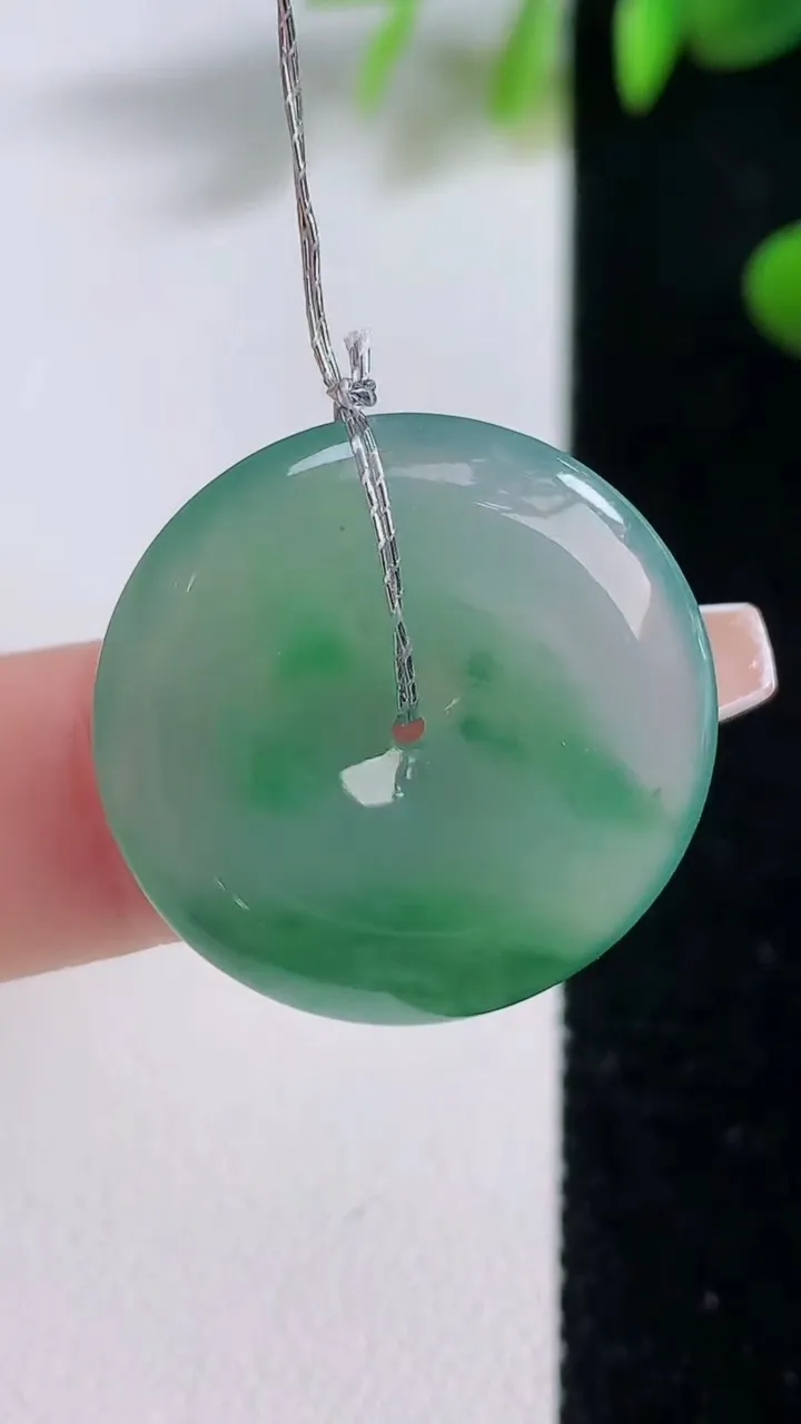 天然A货翡翠平安扣吊坠，尺寸24-4.8，重量:5.95g
12月18日