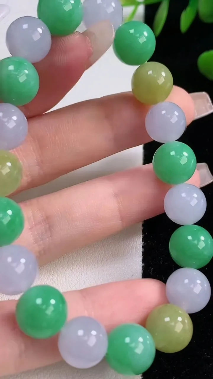 天然A货翡翠三彩圆珠手串，尺寸10-19颗，重量:34.02g12月18日
工厂直销收藏佳品,种好水