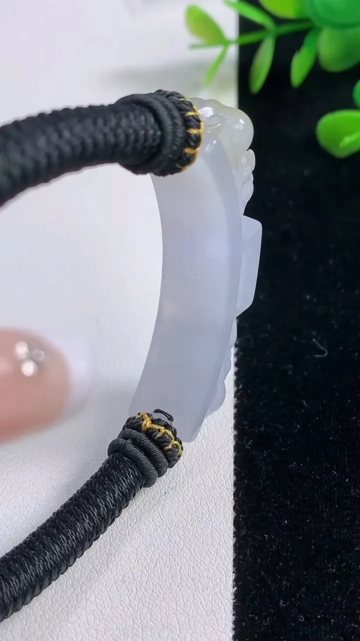 天然A货翡翠种紫罗兰貔貅手绳，尺寸52.8-11.8-11.5，重量:30.46g
12月18日