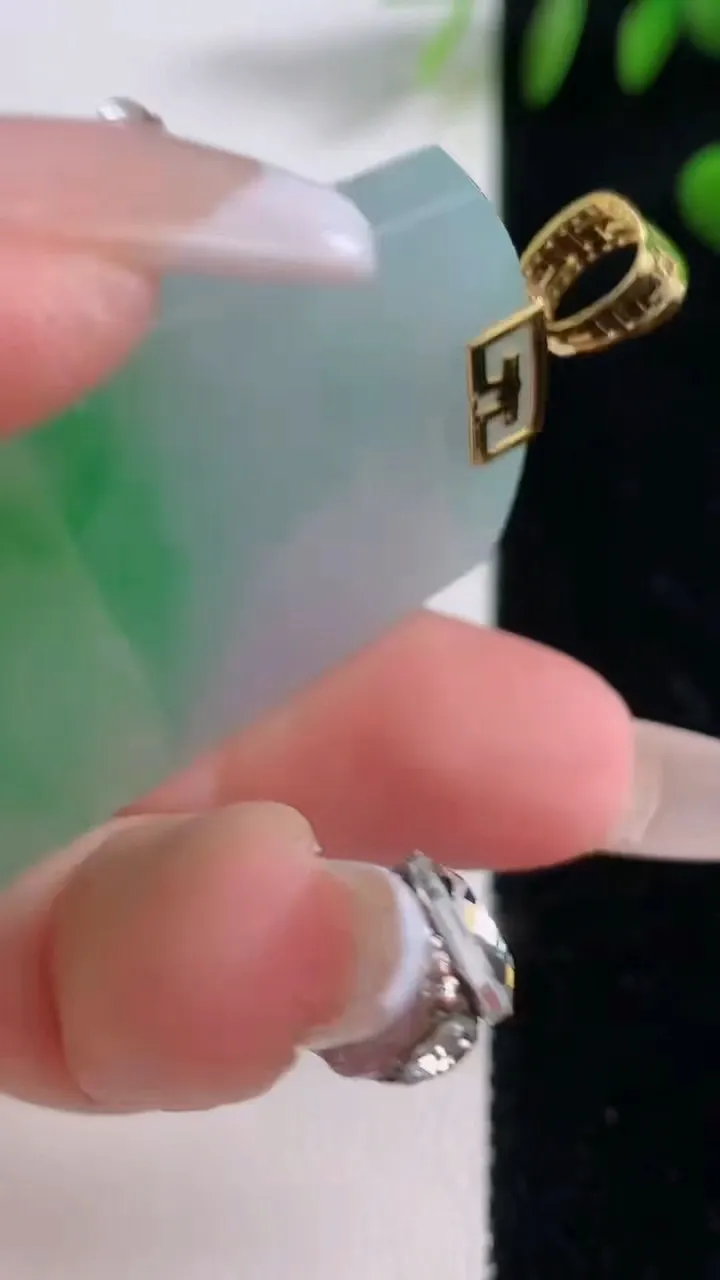 天然A货翡翠无事牌吊坠，尺寸51-35.4-3.8，重量:21.84g
12月18日