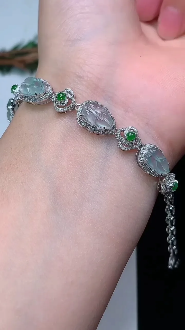 天然A货翡翠金枝玉叶 叶子手链，尺寸10-5.7-5.2，重量:7.68g
12月19日