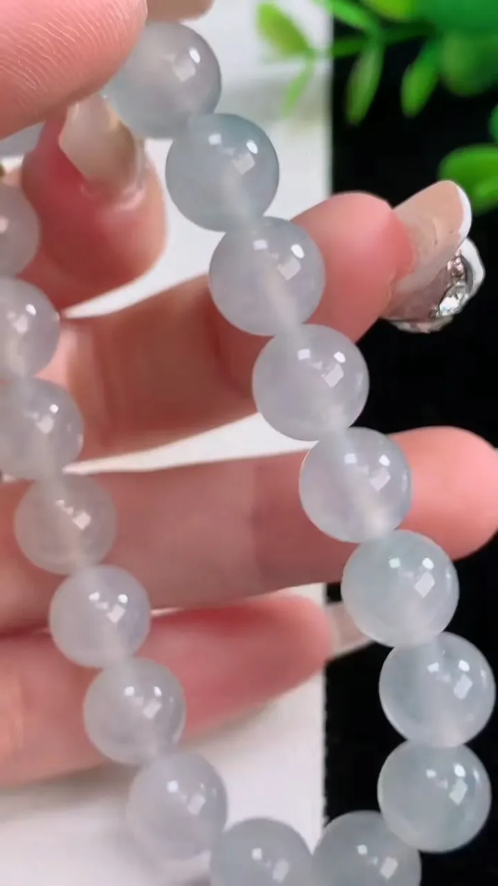 天然A货翡翠种白冰圆珠手串，尺寸10-19颗，重量:32.35g12月18日
工厂直销收藏佳品,种好水足，色泽均匀，有种有色，上手高大气！