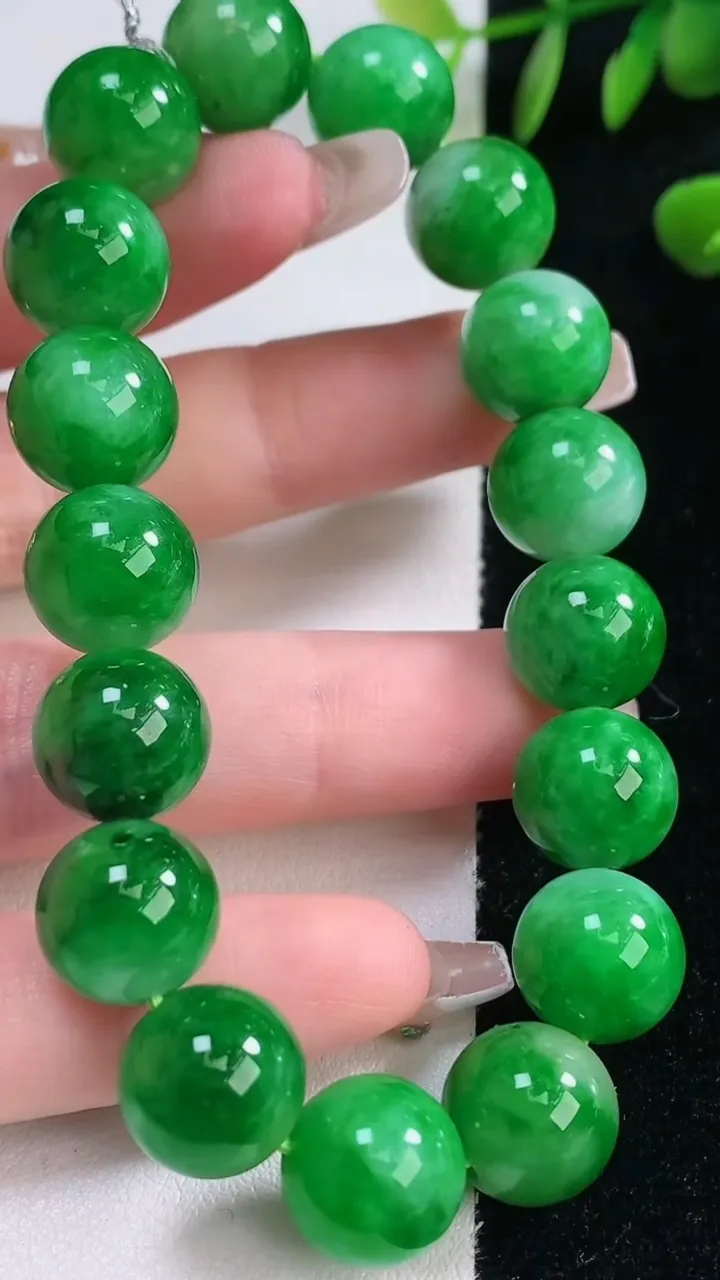 天然A货翡翠圆珠手串，尺寸11.6-17颗，重量:47.47g12月18日
工厂直销收藏佳品,种好水足，色泽均匀，有种有色，上手高大气！