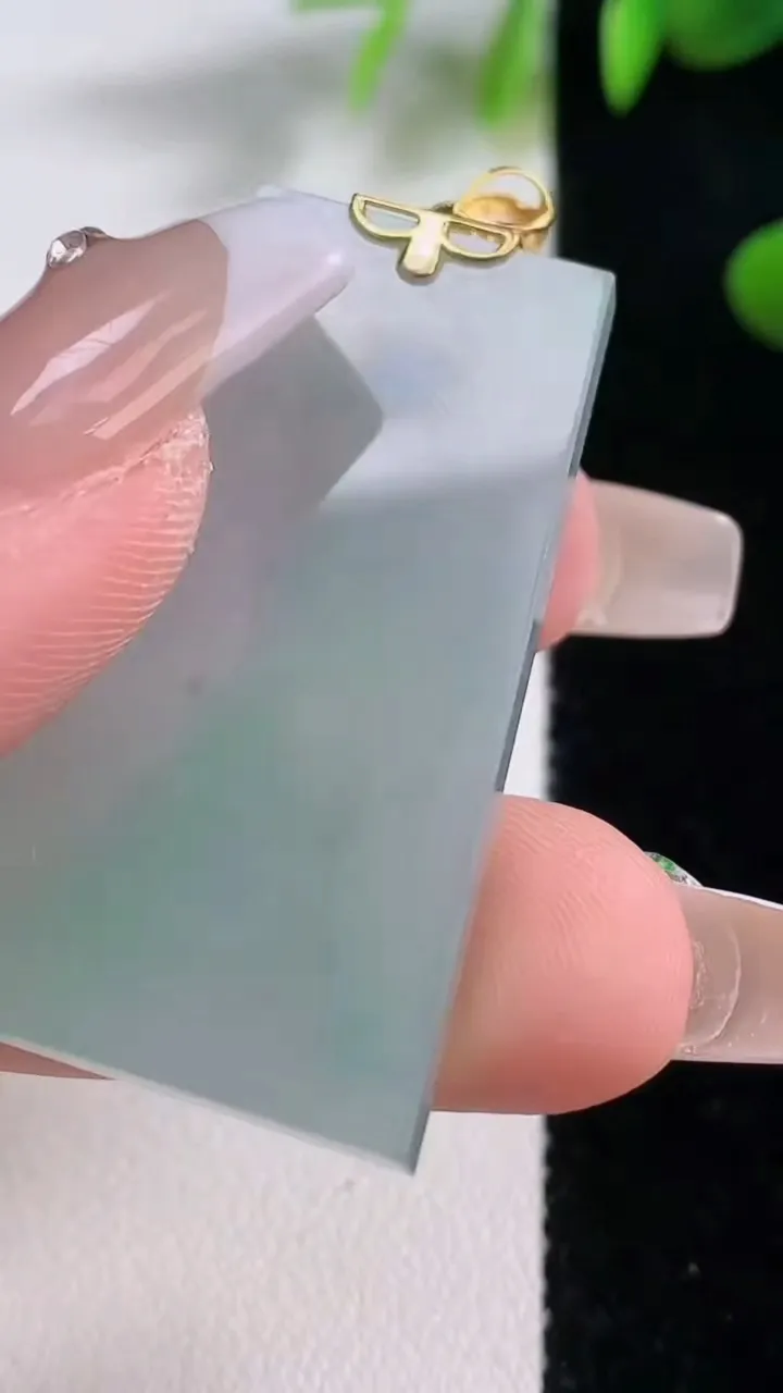 天然A货翡翠无事牌吊坠，尺寸40-23.6-4，重量:11.34g
12月18日