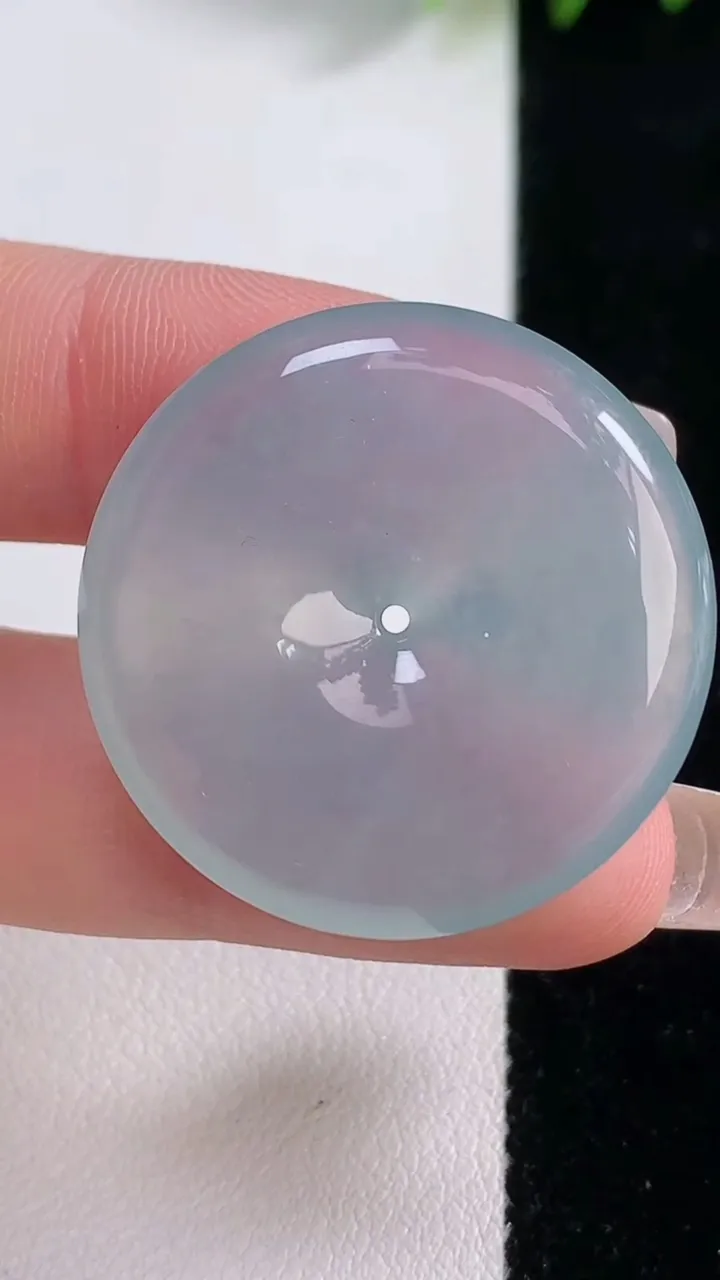 天然A货翡翠种飘花平安扣吊坠，尺寸30.7-5.7，重量:11.80g
12月18日